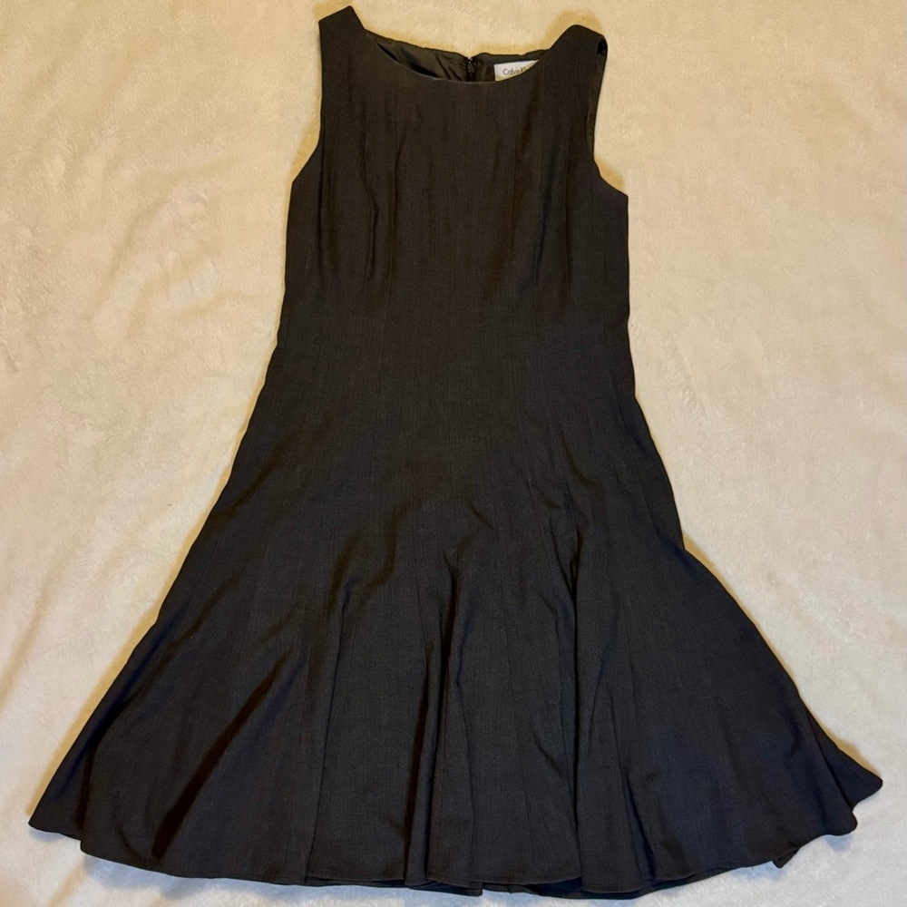 Calvin Klein Size 4 Charcoal Short Sleeve Dress with Pleated Bottom